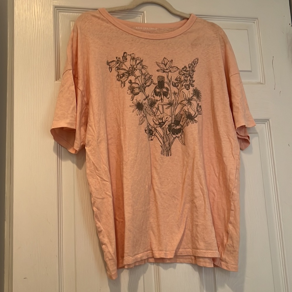 American Eagle pink tee w/ flowers